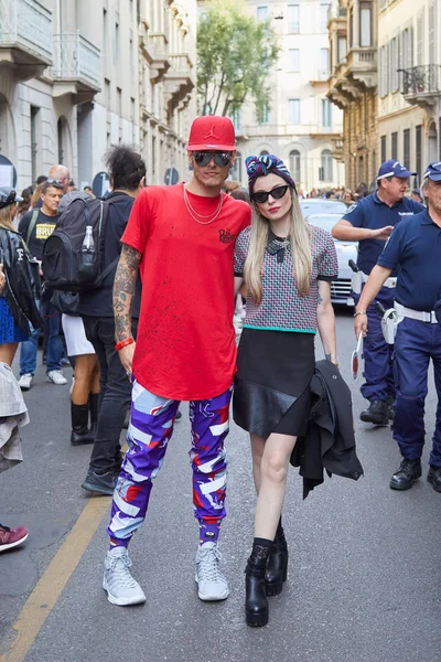 ジョルジョ・アルマーニファッションショーの前に赤いシャツとスカーフを持つ男と女,ミラノファッションウィークストリートスタイル — ストック写真
