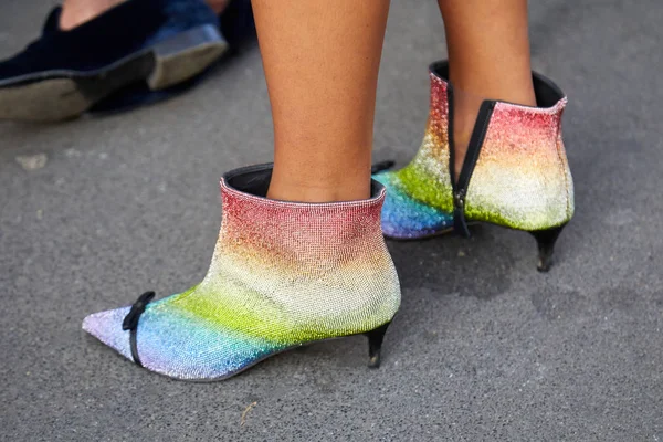 Vrouw met regenboog kleur glitter schoenen voor Giorgio Armani modeshow, Milaan Fashion Week street style — Stockfoto