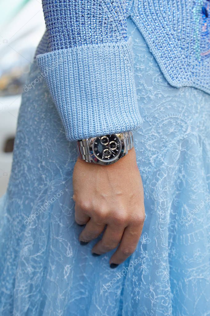 Mujer con Rolex Daytona Cronografo antes del desfile de moda Ermanno Scervino Milan Fashion Week street style Foto editorial de stock AndreaA. 326306260
