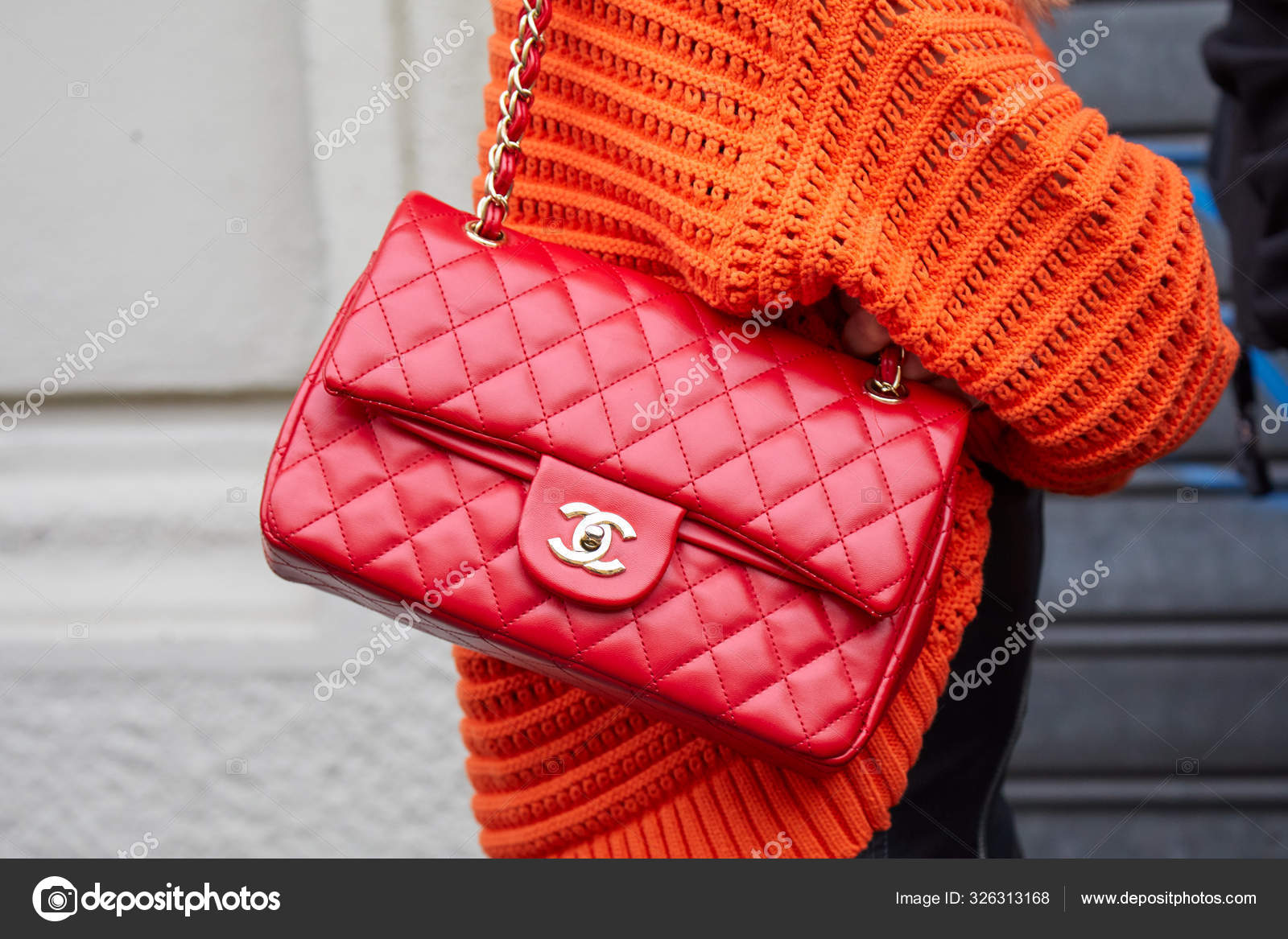 MILAN, - SEPTEMBER 22, 2019: Kvinde med rødt læder Chanel Redaktionelle stock-fotos #326313168