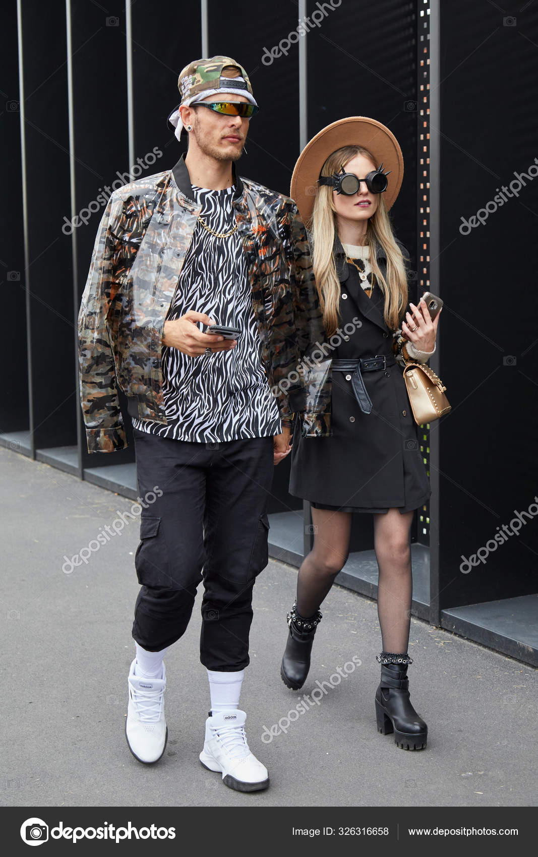 Hombre con chaqueta transparente y mujer con abrigo negro antes del desfile de moda Gucci Milan Fashion Week street style Foto editorial de stock 326316658 AndreaA