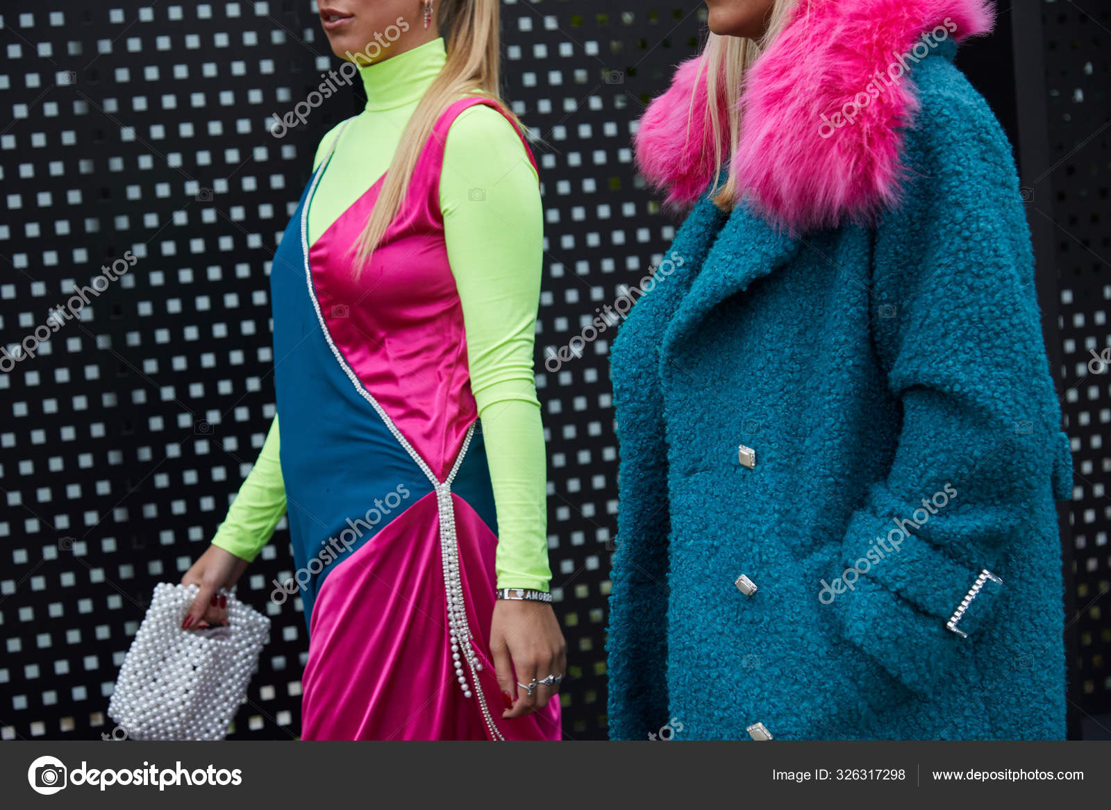 Femmes avec manteau bleu avec col en fourrure rose et robe jaune verte avant le defile de mode Gucci Milan Fashion Week street style Photo editoriale par AndreaA. 326317298