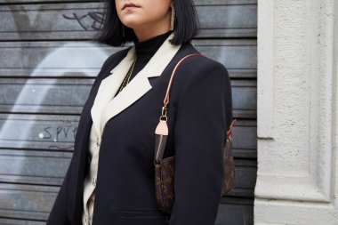 Milan, İtalya - 22 Eylül 2019: Siyah ve bej renkli ja 'lı kadın