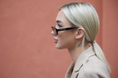 Milan, İtalya - 22 Eylül 2019: Chanel gözlüklü kadın