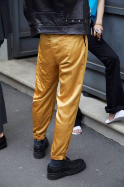 Milan, İtalya - 22 Eylül 2019: Altın pantolonlu ve 