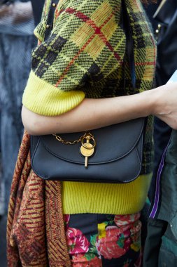 Milan, İtalya - 22 Eylül 2019: Siyah derili kadın 