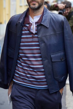 Milan, İtalya - 22 Eylül 2019: Mavi deri ceketli adam 