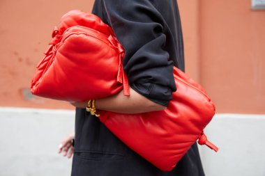 Milan, İtalya - 22 Eylül 2019: Turuncu deri çantalı kadın
