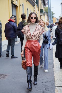 Milan, İtalya - 22 Eylül 2019: Kahverengi deri pantolonlu kadın