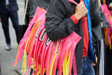 Milan, İtalya - 22 Eylül 2019: Pembe ve sarı aşklı adam