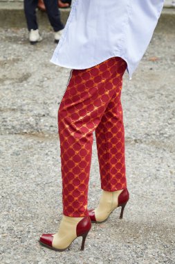 Milan, İtalya - 22 Eylül 2019: Kırmızı ve turuncu Fil 'li Kadın