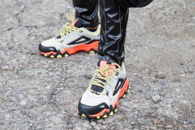 Milan, İtalya - 22 Eylül 2019: Turuncu, sarı ve