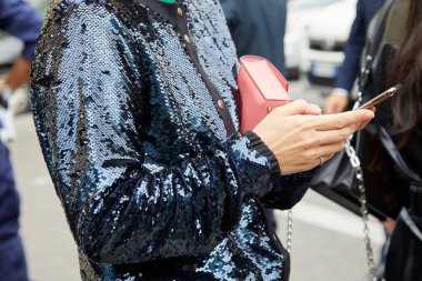 Milan, İtalya - 22 Eylül 2019: Mavi pullu ceketli kadın