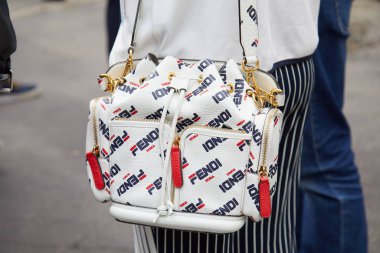 Milan, İtalya - 22 Eylül 2019: Beyaz, mavi ve re 'li kadın