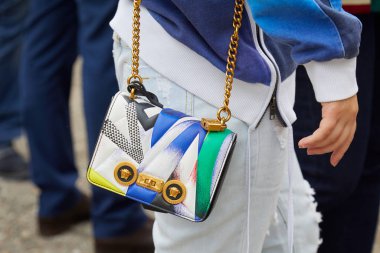 Altın zincirli ve geometrik tasarımlı Versace çantalı kadın Fila defilesinden önce, Milan Moda Haftası tarzı 