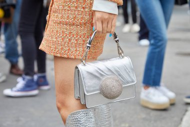 Gümüş çantalı, turuncu ve bej etekli kadın Fila defilesinden önce, Milan Moda Haftası tarzı 