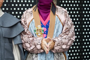 Gucci moda defilesinden önce Gucci broşlu sürüngen deri ceketli adam, Milan Moda Haftası tarzı. 