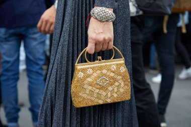 Altın çantalı, boncuklu ve siyah pileli etekli kadın Gucci moda defilesinden önce, Milan Moda Haftası tarzı 
