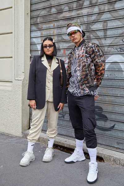 Homme avec veste transparente et femme avec manteau noir avant le defile Gucci Milan Fashion Week street style Photo editoriale par AndreaA. 326316658
