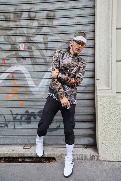Milan, İtalya - 22 Eylül 2019: Şeffaf ceketli adam — Stok fotoğraf