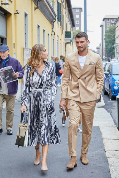 MILAN, ITALY - SEPTEMBER 22, 2019: Man with beige suit and woman — Stock Photo, Image