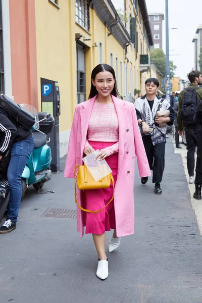 MILÁN, ITALIA - 22 DE SEPTIEMBRE DE 2019: Mujer con abrigo rosa, falda a —  Fotos de Stock