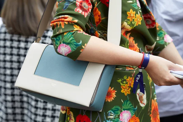 MILÁN, ITALIA - 22 DE SEPTIEMBRE DE 2019: Mujer con bolsa Celine y género — Foto de Stock