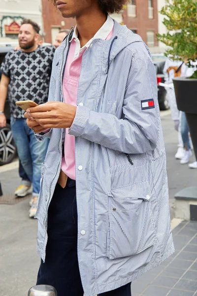 Milano, Italien - 22 september 2019: Man med Tommy Hilfiger vit — Stockfoto