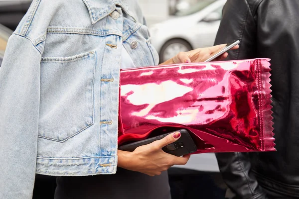 MILAN, ITALIE - 22 SEPTEMBRE 2019 : Femme avec sac métallique rose — Photo