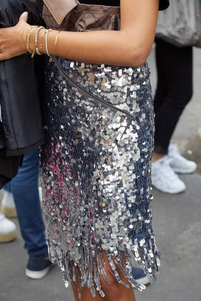 ミラノ,イタリア- 2019年9月22日:銀のスパンコールのスカールを持つ女性 — ストック写真