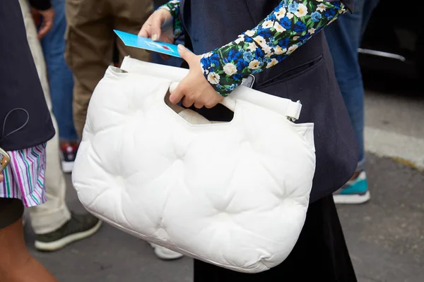 MILÁN, ITALIA - 22 DE SEPTIEMBRE DE 2019: Mujer con bolsa acolchada blanca a —  Fotos de Stock