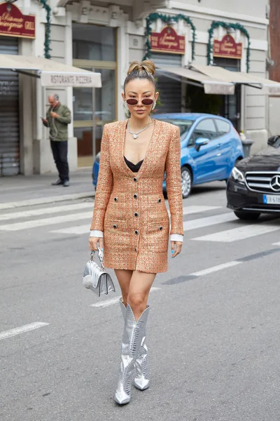 Mujer con botas de cuero de reptil plateado y vestido marrón y dorado antes del desfile de moda Fila, Milan Fashion Week street style — Foto de Stock