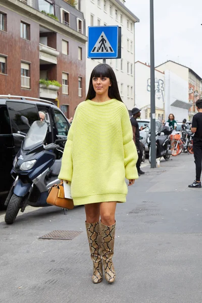 Laura Comolli με κίτρινο φόρεμα και δερμάτινες μπότες ερπετό πριν την επίδειξη μόδας Fila, Milan Fashion Week street style — Φωτογραφία Αρχείου