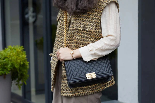 Mujer con bolso de cuero Chanel negro y chaqueta marrón y amarilla antes del desfile de moda Fila, Milan Fashion Week street style — Foto de Stock