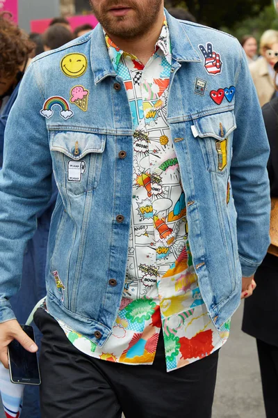 Man with blue denim jacket with stickers and colorful shirt before Fila fashion show, Milan Fashion Week street style — Stock Photo, Image