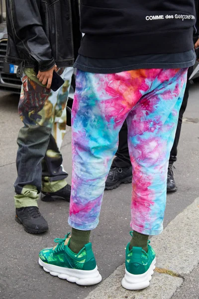 Homem com tênis Versace verde e calças azuis e rosa antes Fila desfile de moda, Milan Fashion Week street style — Fotografia de Stock