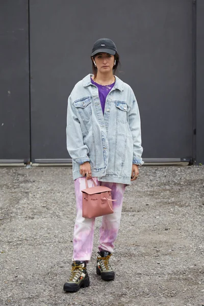 米兰时装周街头时装秀前穿着牛仔夹克和紫色白色长裤的女人 — 图库照片