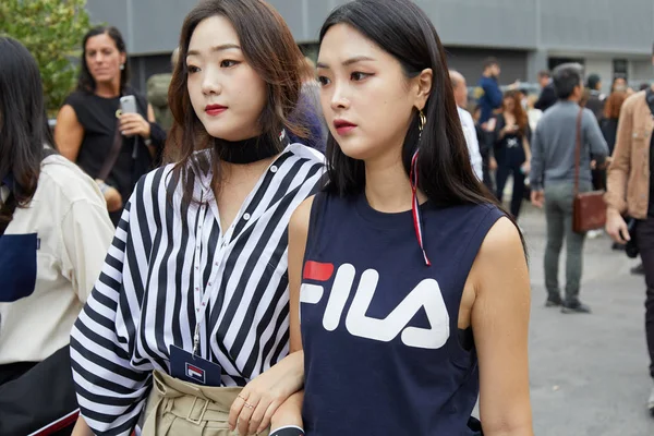Γυναίκες με ασπρόμαυρο ριγέ πουκάμισο και μπλε Fila tank top πριν την επίδειξη μόδας Fila, Milan Fashion Week street style — Φωτογραφία Αρχείου