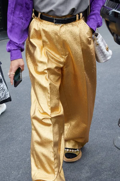 Homem com calças glitter douradas e camisa roxa antes do desfile de moda Gucci, estilo de rua Milan Fashion Week — Fotografia de Stock