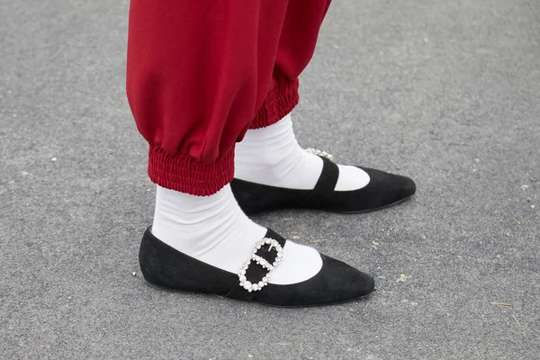 米兰时装周街道风格的古奇时装秀前，穿着红裤、白袜和镶有宝石的黑鞋子的女人 — 图库照片