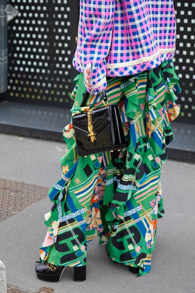 Kvinna med svart lackläder väska med gyllene bälte och grön kjol innan Gucci modevisning, Milan Fashion Week street style — Stockfoto