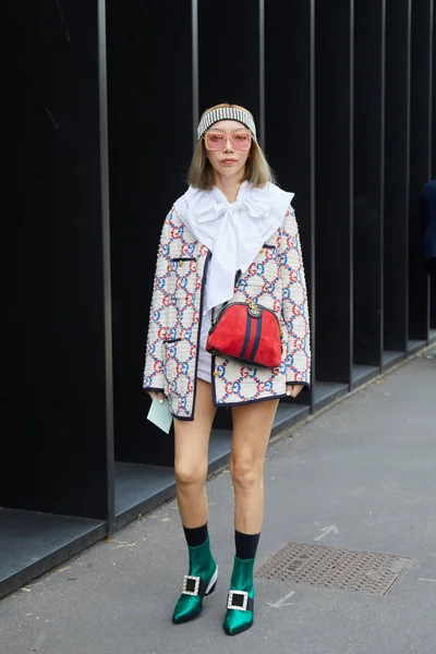 Vrouw met groene schoenen, rode tas en Gucci jas voor Gucci modeshow, Milaan Fashion Week straatstijl — Stockfoto