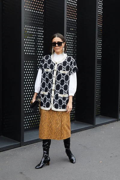 Vrouw met Gucci jas en zwarte laars voor de Gucci modeshow, Milaan Fashion Week street style — Stockfoto
