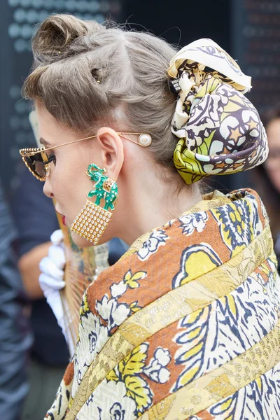 Mulher com brinco em forma de elefante verde e quimono marrom, dourado e amarelo antes do desfile de moda Gucci, estilo de rua Milan Fashion Week — Fotografia de Stock