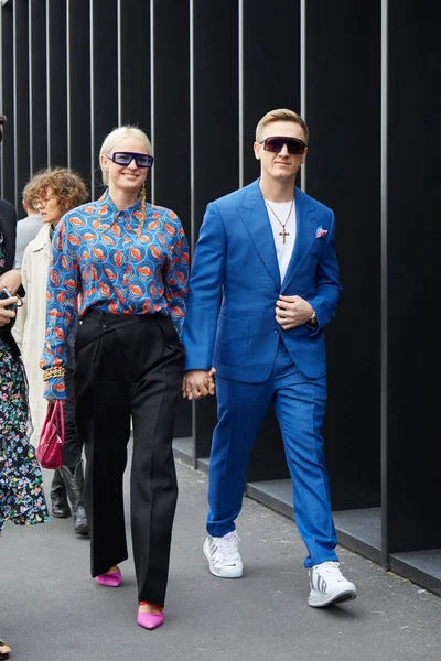 Woman and man with blue suit and pink shoes before Gucci fashion show, Milan Fashion Week street style — ストック写真