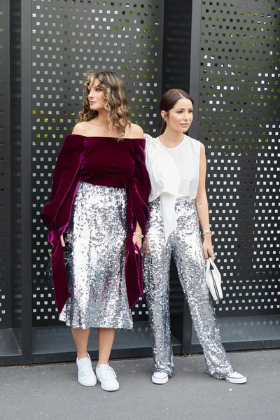 Donne con gonna e pantaloni in paillettes argento che camminano davanti alla sfilata di moda Gucci, Milano Fashion Week street style — Foto Stock
