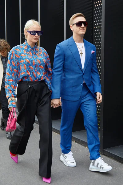 Žena a muž s modrým oblekem a růžové boty před módní přehlídkou Gucci, Milan módní týden street style — Stock fotografie