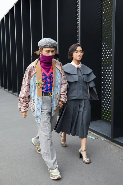 Mujer y hombre con vestido gris y chaqueta de cuero de reptil colorido antes de desfile de moda Gucci, Milan Fashion Week street style —  Fotos de Stock