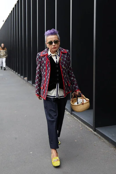 Vrouw met rieten mandje en gele schoenen voor Gucci modeshow, Milaan Fashion Week street style — Stockfoto