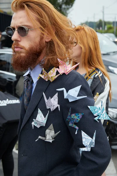 Gucci moda defilesinden önce ceketinde kağıt origami kuğuları olan adam, Milan Moda Haftası tarzı. — Stok fotoğraf